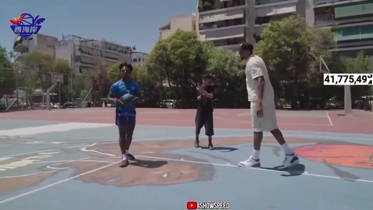 有点东西😮！字母哥看1米76甲亢哥扣篮 成功后两人激情庆祝