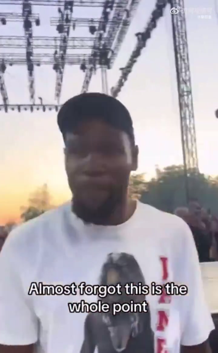 气质无敌！杜兰特现身Drake演唱会,并和其互动