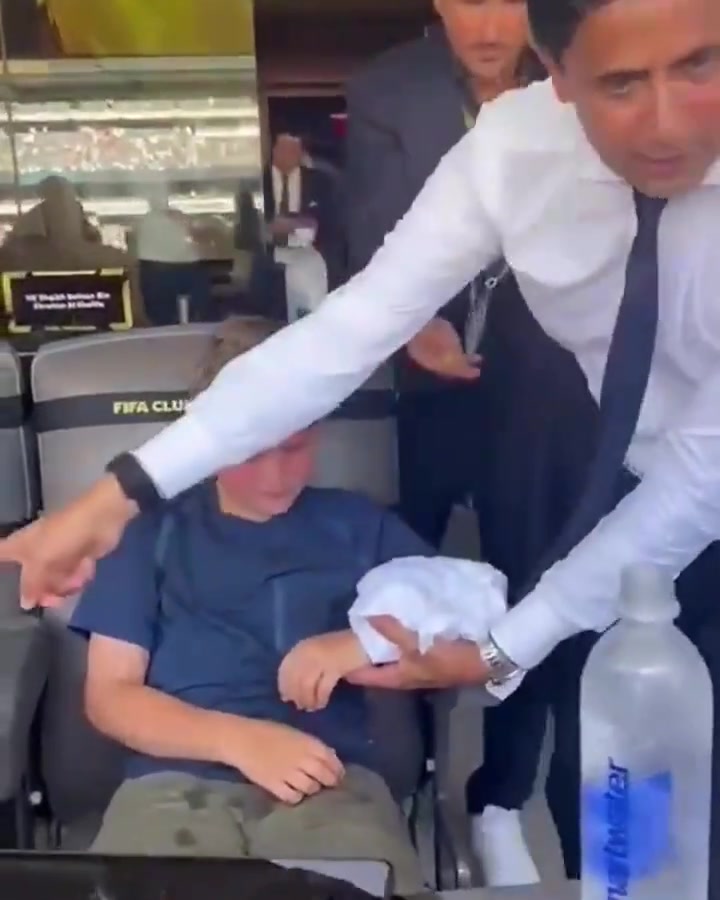 纳赛尔还会包扎🫢皇马巴黎比赛期间小球迷受伤，纳赛尔简单治疗