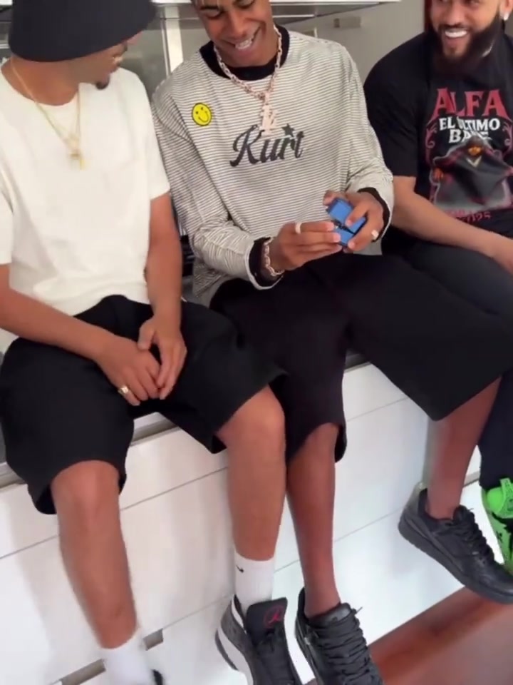 啃儿一族🤣亚马尔父亲开心得就像亚马尔的孩子一样~~