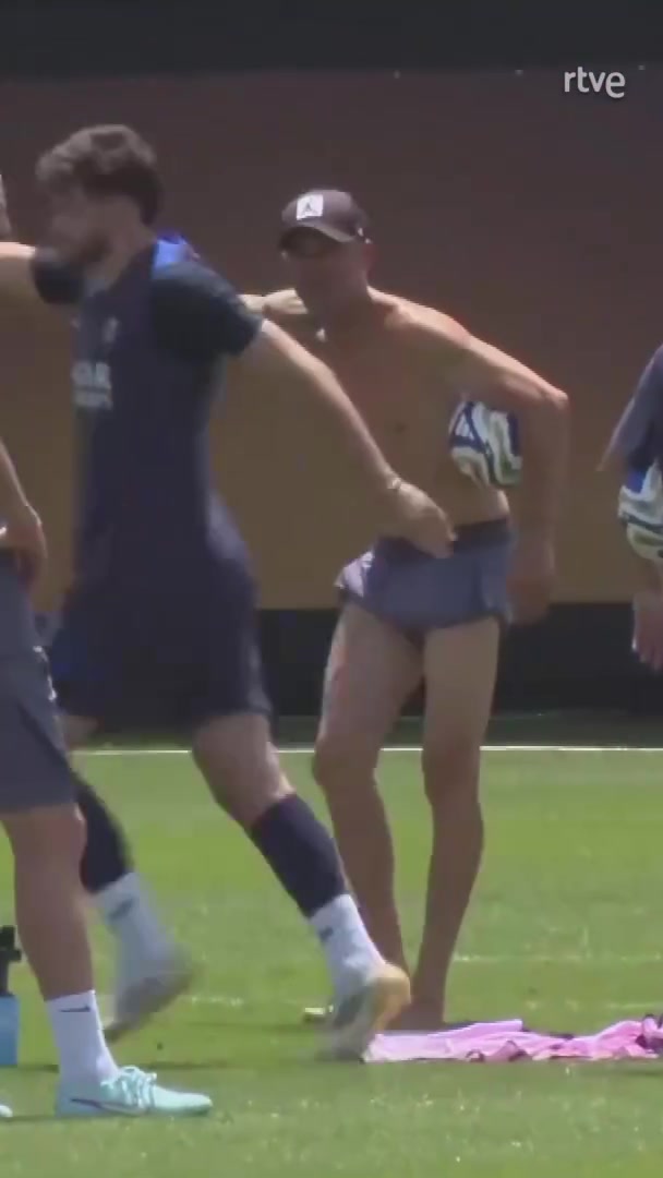 谁家教练训练的时候全裸啊！身材保持的还不错！