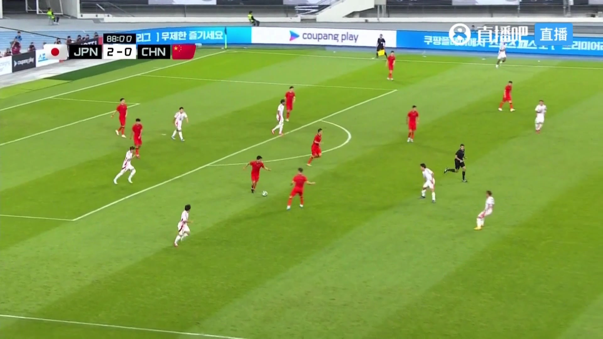 传谁呢？谢文能后场断球，观察后一脚传给日本球员