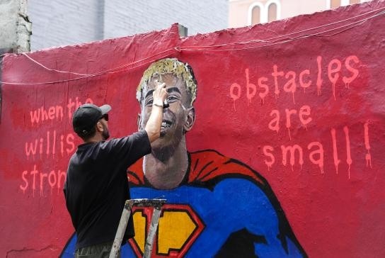 庆祝18岁生日，街头艺术家Tvboy为亚马尔绘制超级英雄壁画