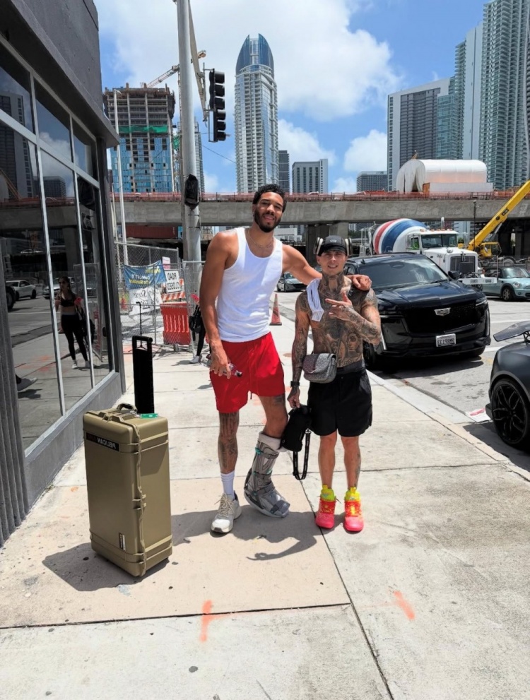 早日康复🙏塔图姆街边与球迷合照 左脚仍穿厚重保护靴