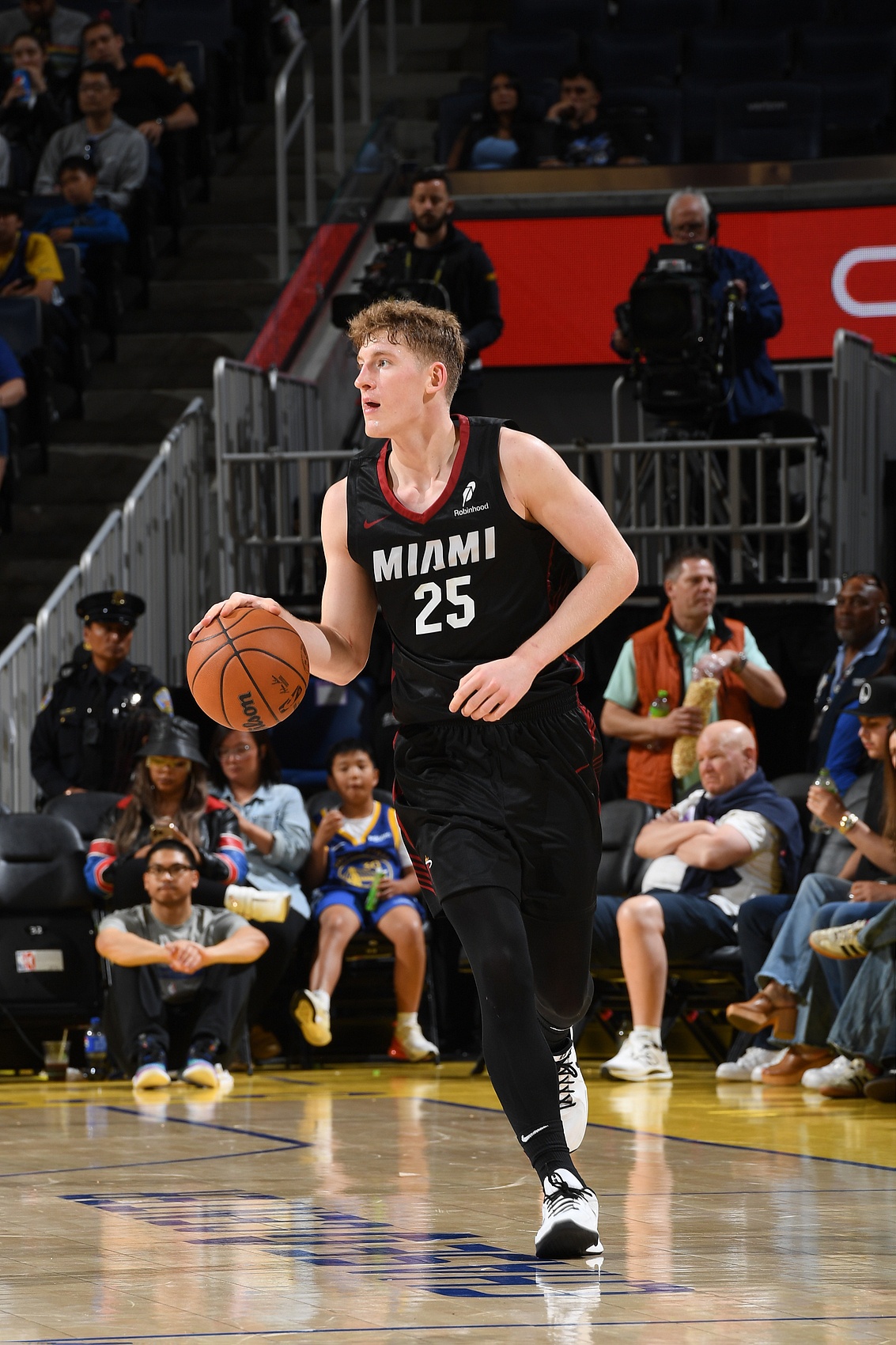 可圈可点！20号秀亚库乔尼斯12中7砍全队最高24分 三分9中5