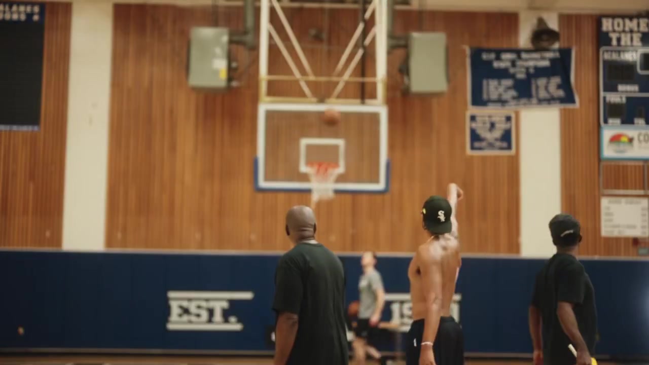 🤣直播反应啊！普尔训练直播中得知卢尼签约鹈鹕 高兴坏了！