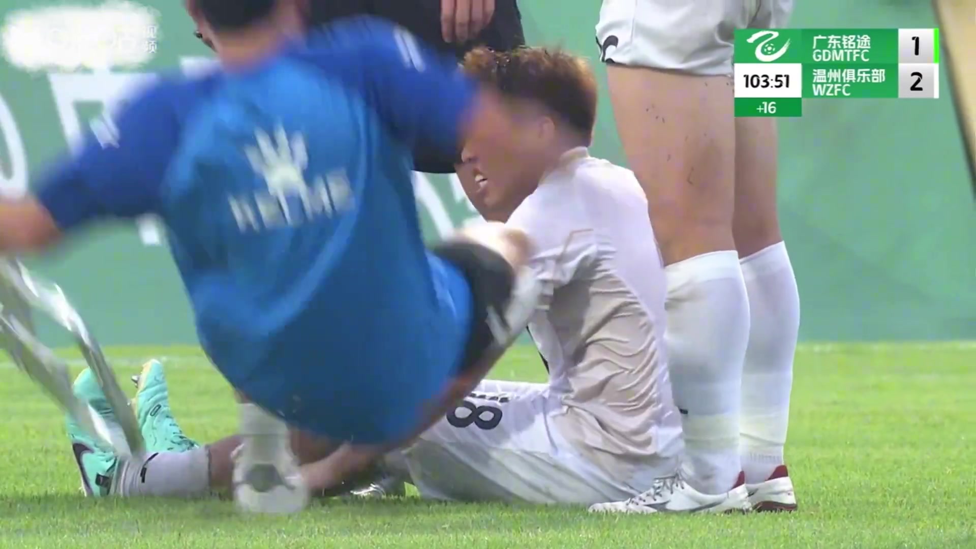 雪上加霜😂中乙球员抽筋遭后遭到担架员的”飞铲“