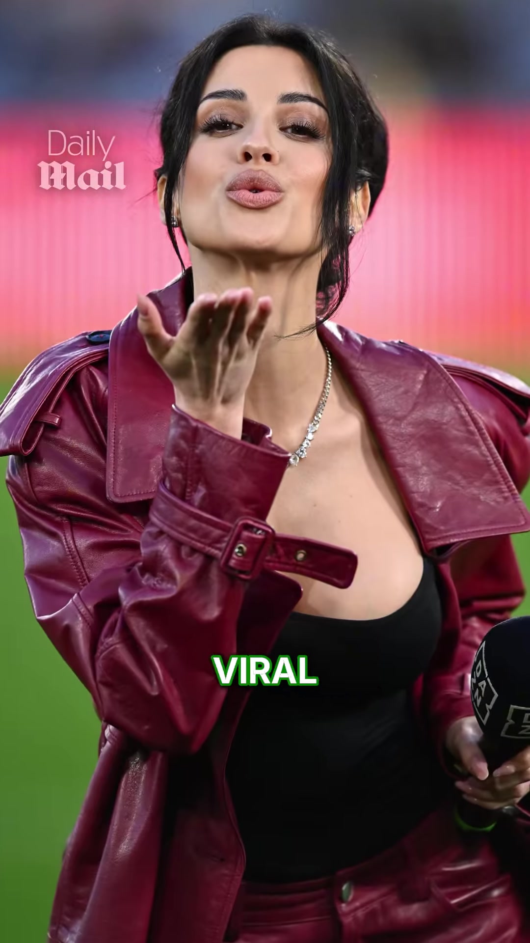 外媒评里奇女友：令人惊叹的电视主持人在世俱杯上走红了😍