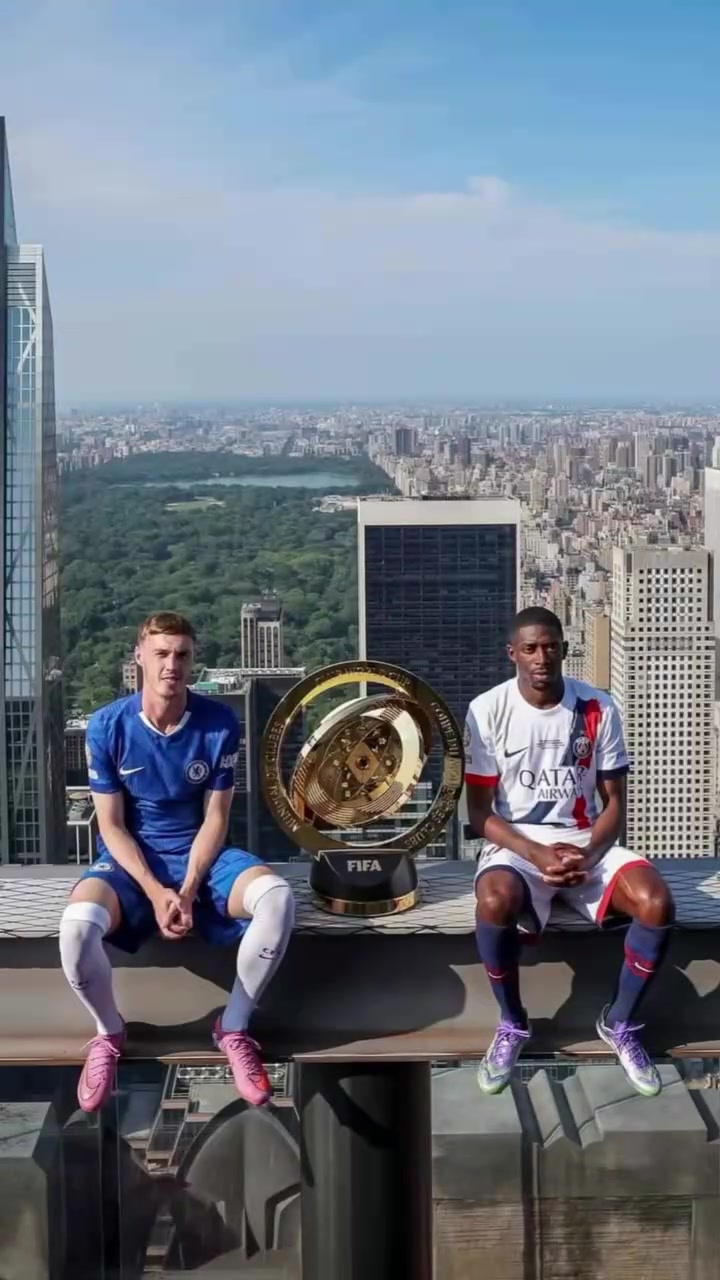 谁能拿下冠军？帕尔默、登贝莱在纽约高空与世俱杯奖杯合影！