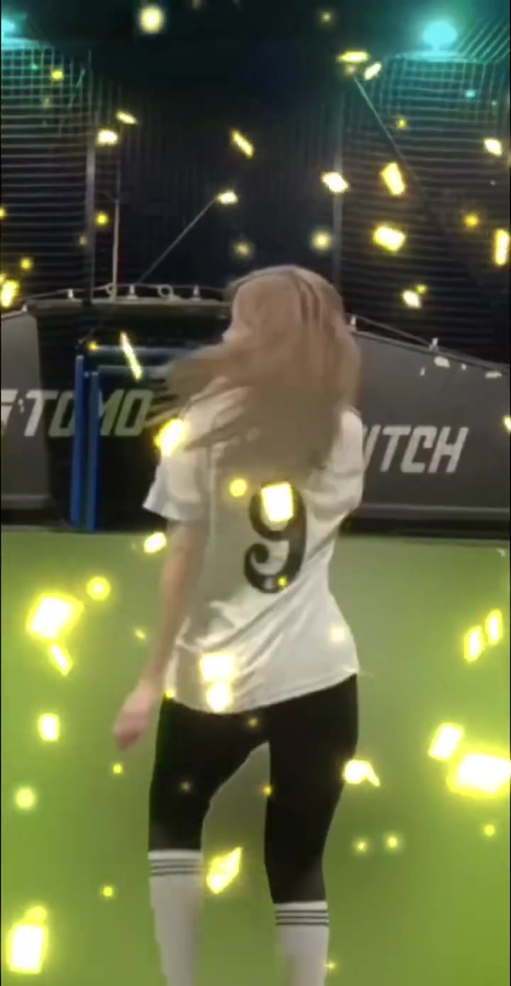 皇马女球迷穿着姆巴佩球衣现场狂扭，姆巴佩看到怕不是狂喜🤣