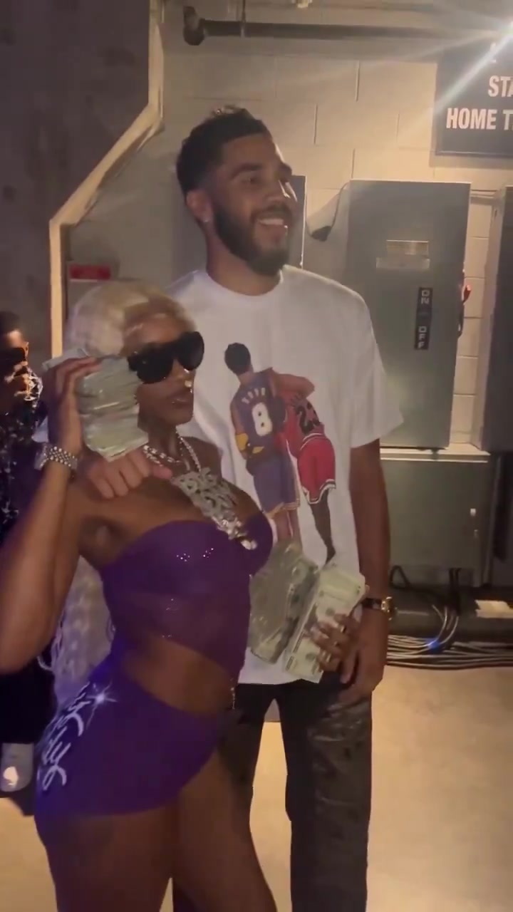 塔图姆此前同说唱歌手Sexyy Red合影 手捧美元大秀身材