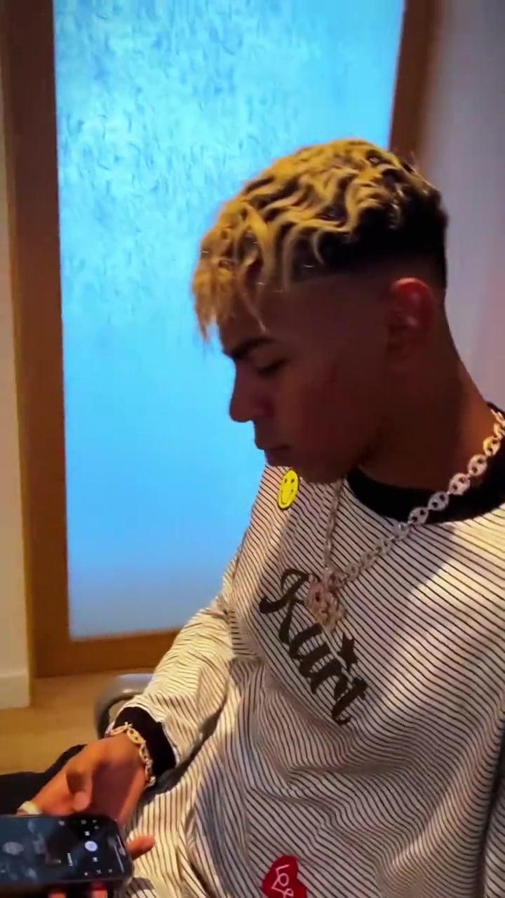 壕！亚马尔展示获赠的价值40万欧的黄金钻石专属项链