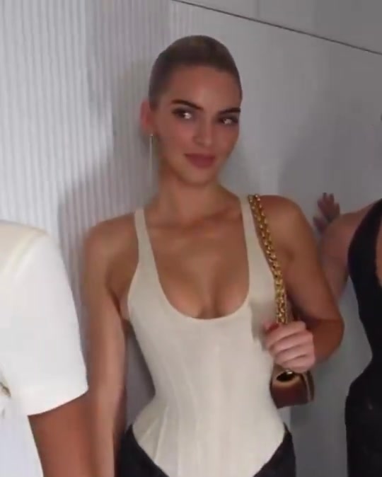 替布克后悔啊！肯豆就穿这身去走秀啊？不过身材确实炸裂！🙈