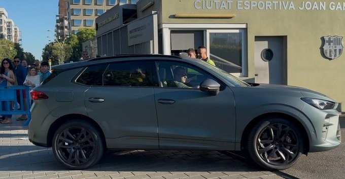 记者：弗里克今天第一个抵达巴萨基地，球队开启新赛季备战工作