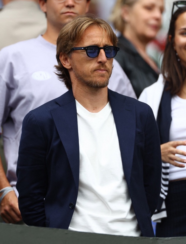 记者：莫德里奇将于周一抵达米兰，然后接受体检