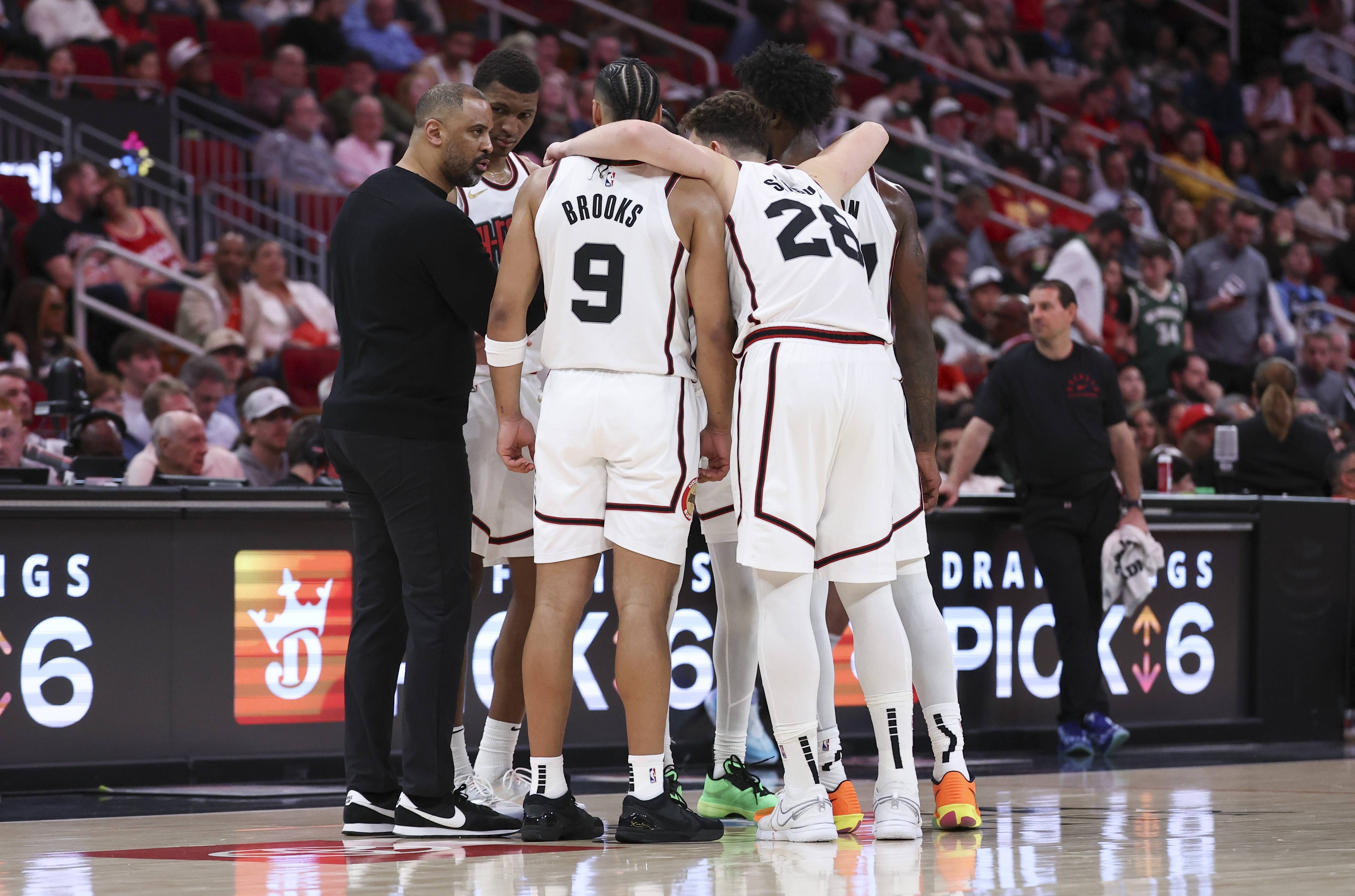 狄龙：与火箭的年轻人相互学习 让我感觉自己保持年轻