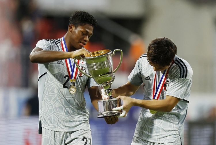 🍋铃木彩艳上届东亚杯踢国足枯坐板凳 如今身价2000万&稳坐主力