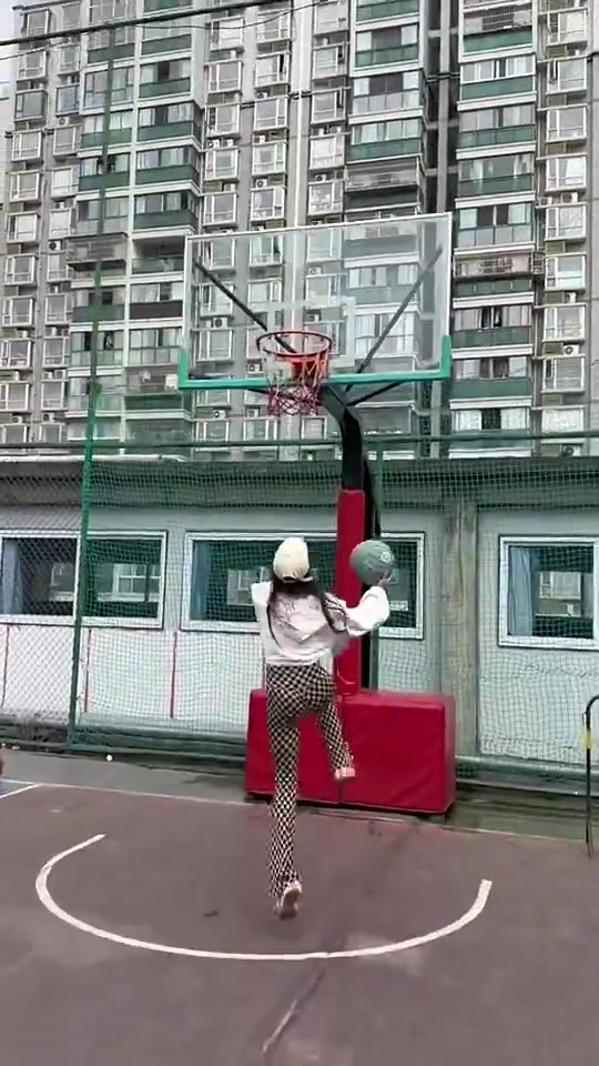 性感小姐姐这丝滑的变向+转身能秒杀多少吧友？