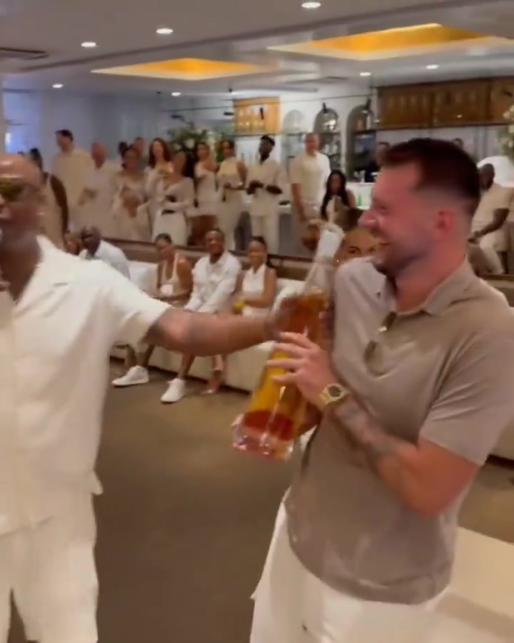 减肥成功了？东契奇这是要瘦出下颌线了吗！