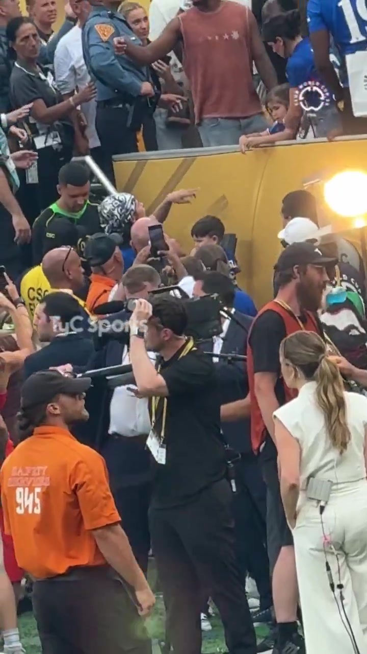 恩佐赛后把孩子从看台上抱下来，带孩子进场内感受冠军氛围🥰