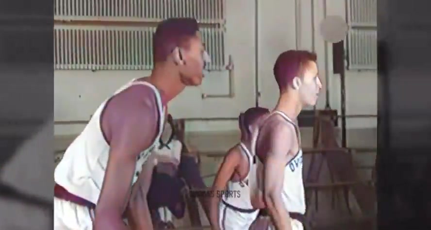 这是哪些吧友的青春？😂来看看张伯伦高中时的高清彩色修复视频