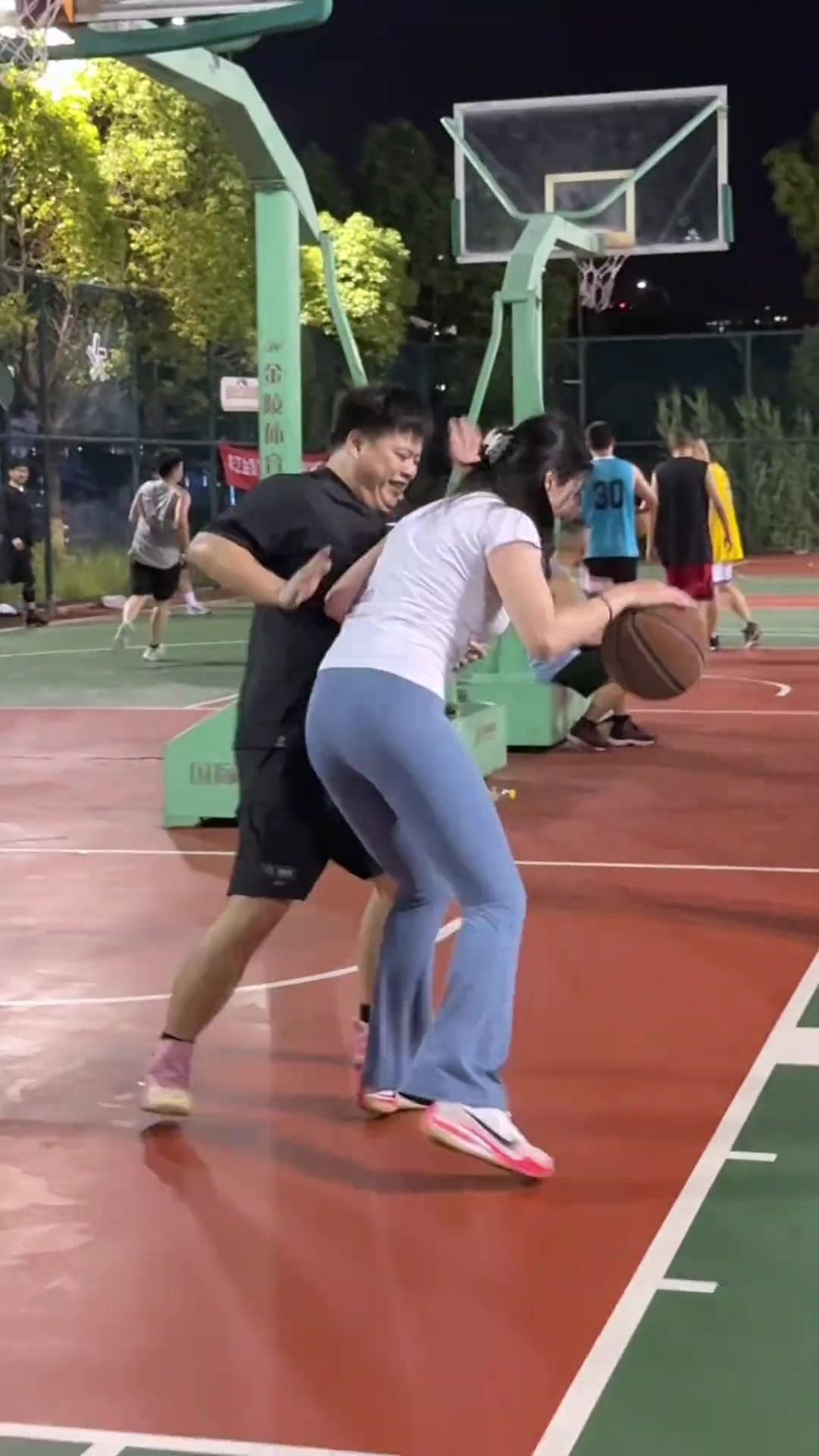 小伙子上对抗啊！野球场肘姐都喊了：防上来，要有点强度！🙊