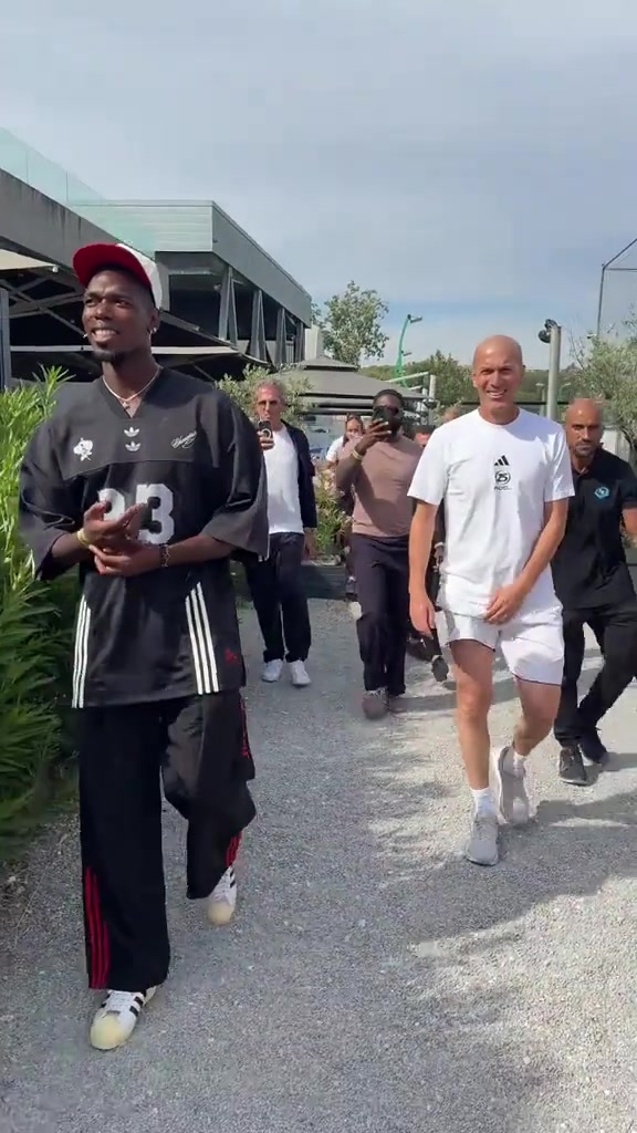 博格巴也是好起来了，能和齐达内一起参加活动了，齐祖真低调🤣