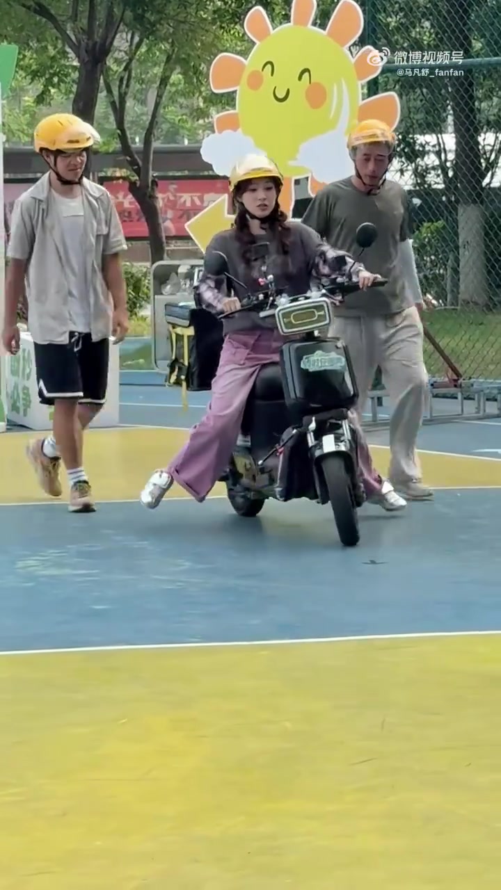马凡舒体验当外卖员不会骑电动车，称自己连自行车都不会骑😮