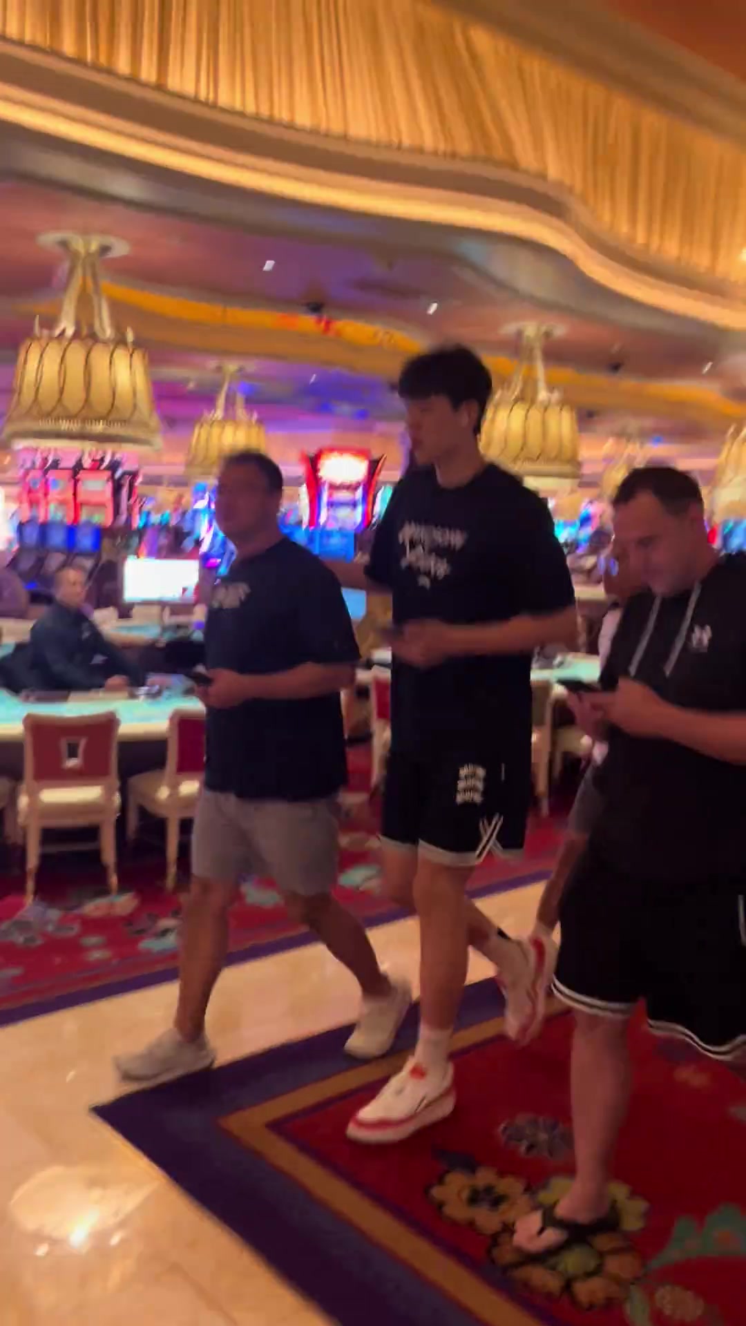 不玩游戏原来是玩更大的啊😆杨瀚森休息日去逛逛赌城的赌场