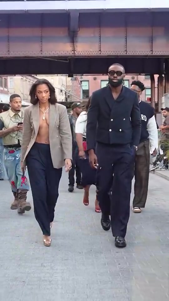 这我能看吗？杰伦-布朗女友的着装这么大胆，竟然真空上阵！🙈