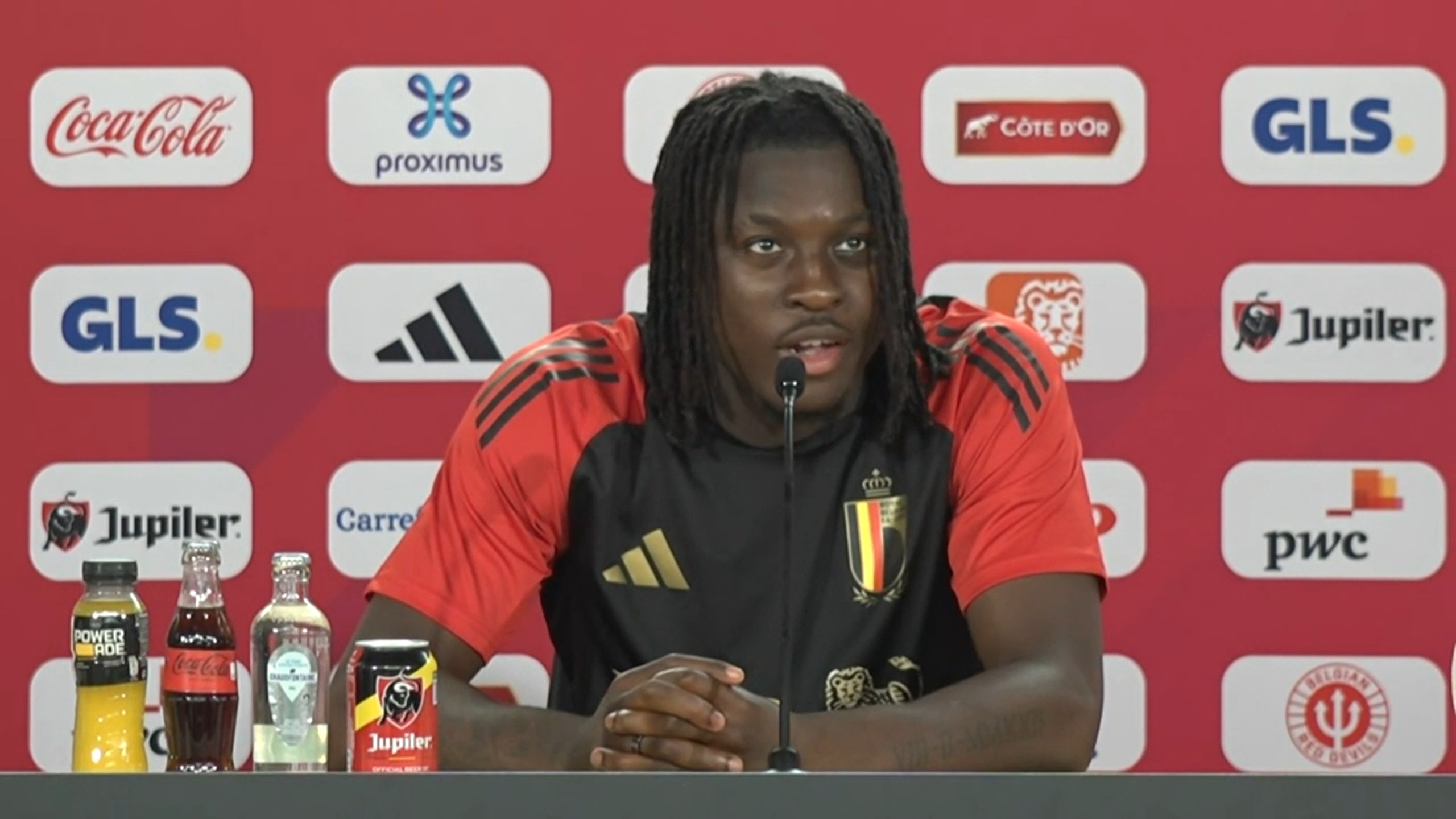 记者：截至昨天下午，勒沃库森仍在巴卡约科竞争中领先