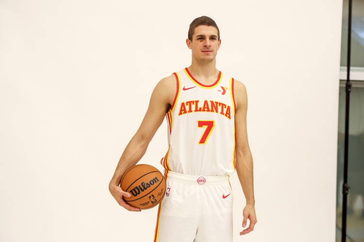 名记：久里希奇和老鹰的合同3年595万 只有第一年的127万受保障