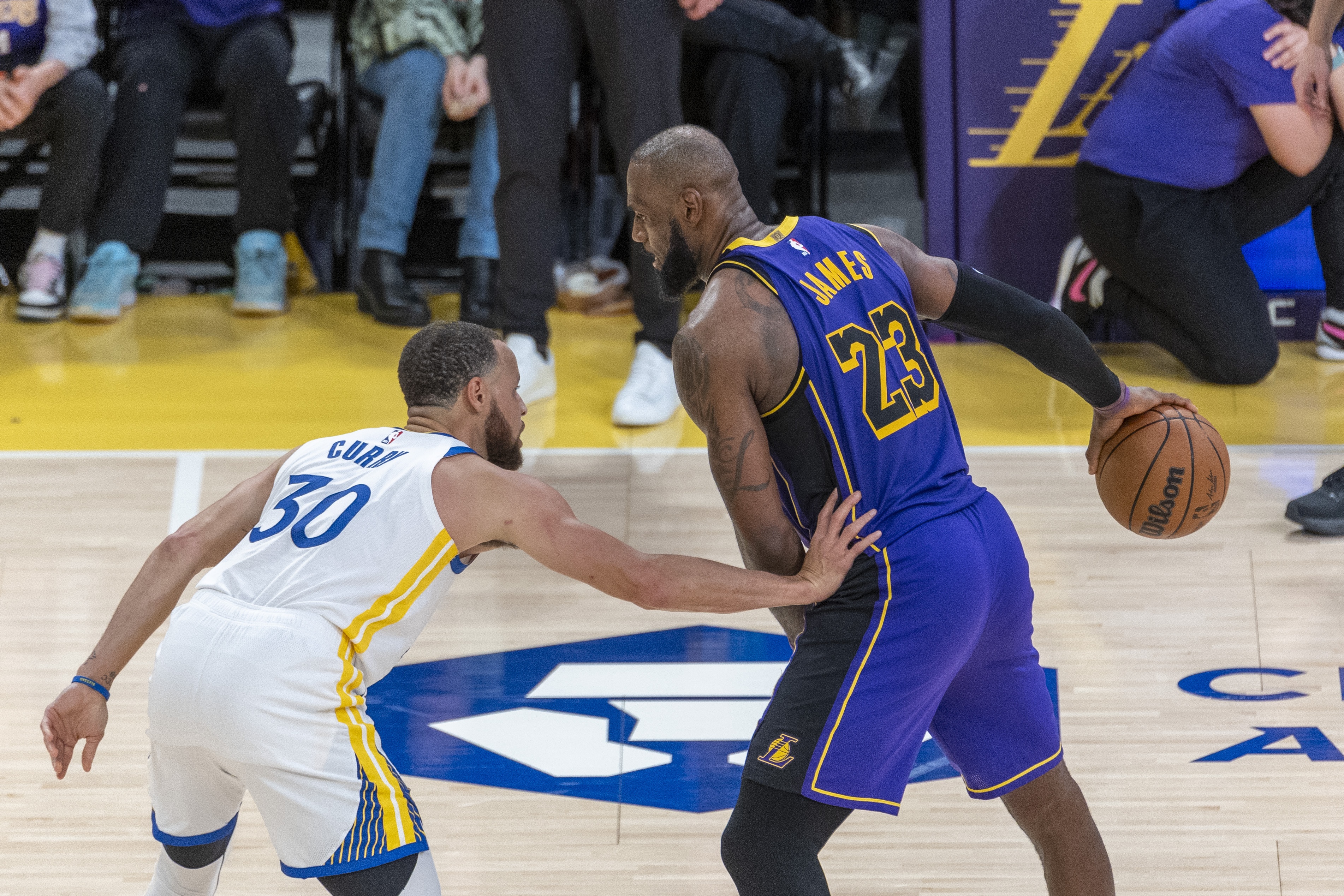 👀记者：勇士联系了湖人表达对詹姆斯的兴趣 询问其是否可交易