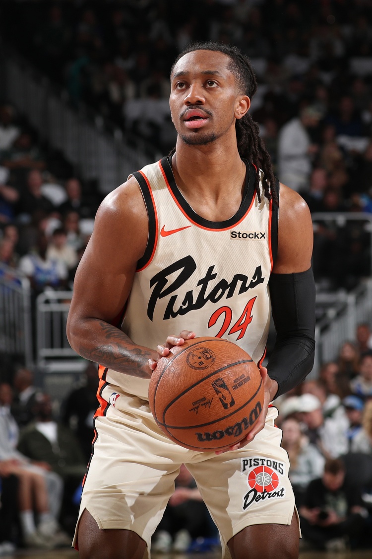 能攻善传！詹金斯10中7砍全场最高23分外加6助 三分4中3