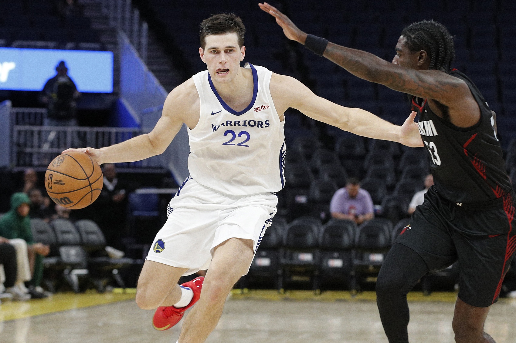 今天还不错！52号秀图希半场6中2&罚球6中5拿到9分3板 正负值+15