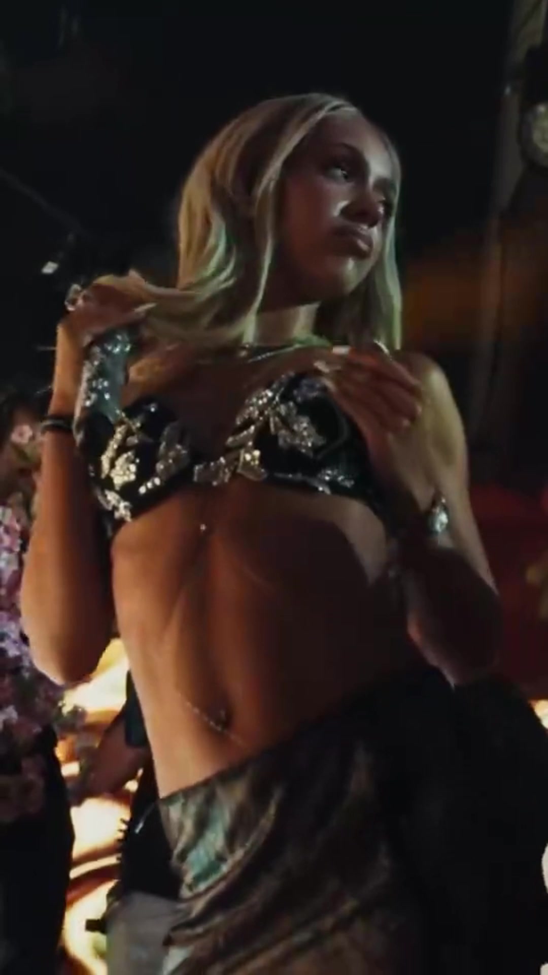 纸醉金迷🤑！亚马尔18岁生日派对视频流出：金发美女热舞