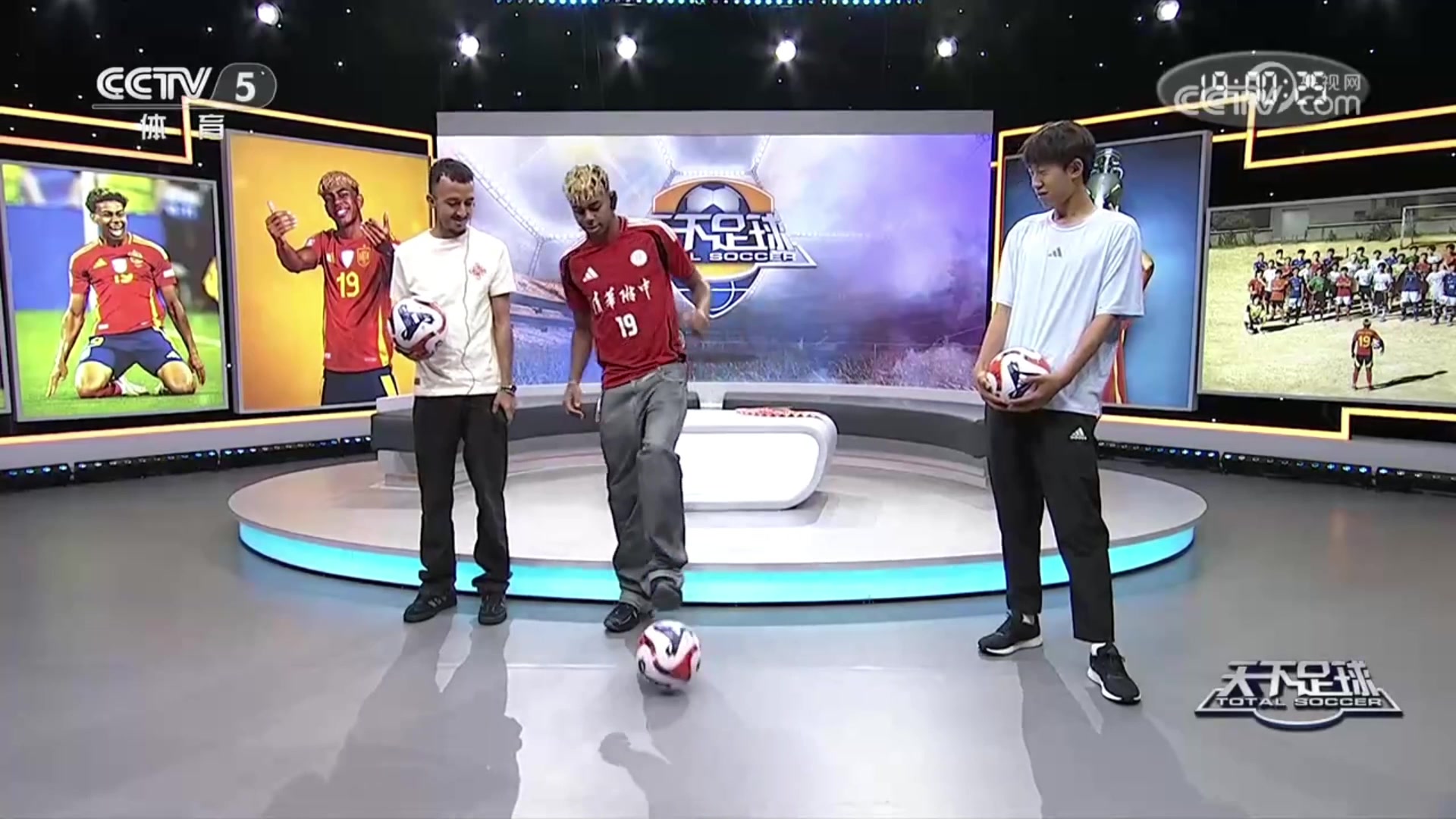 好尴尬呀😂！亚马尔节目中秀花式绕球失败，旁边球迷成功