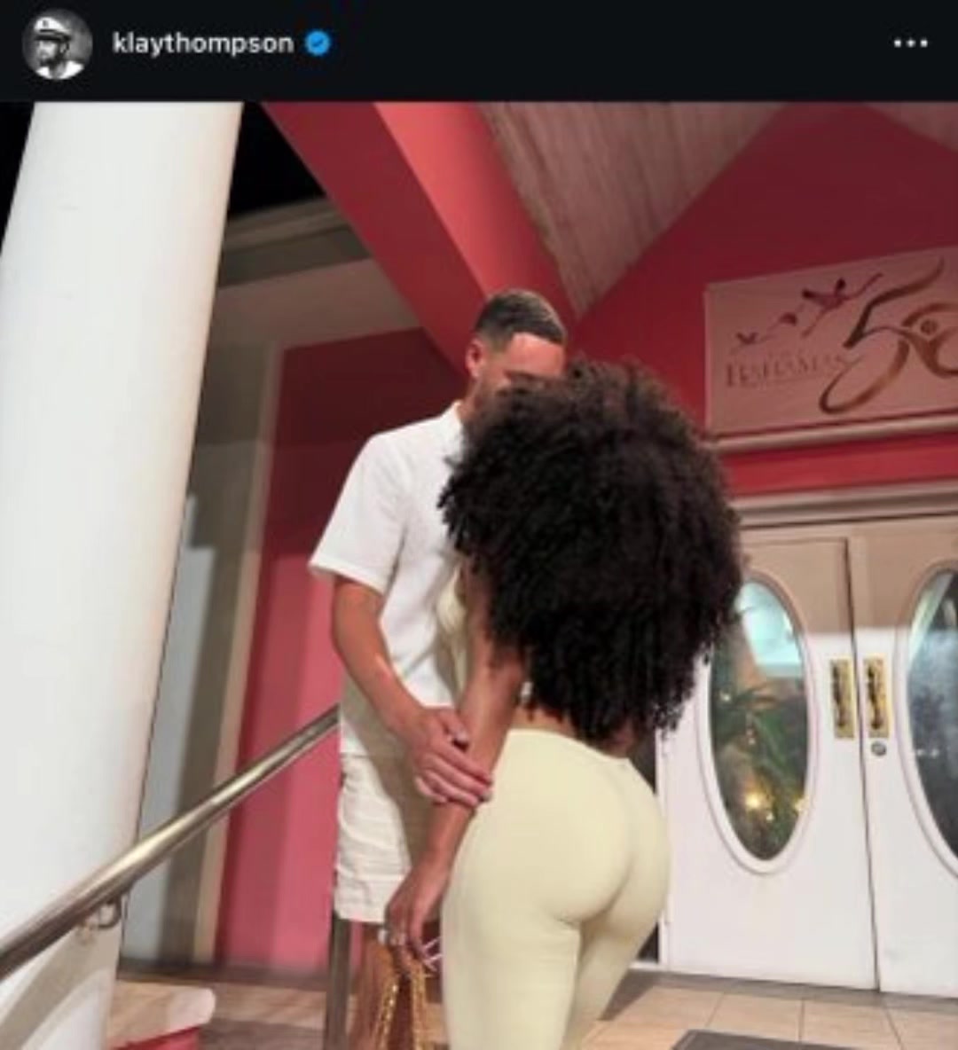 克莱IG上和女友梅根秀恩爱，对方兼备巨臀+超级爆炸头