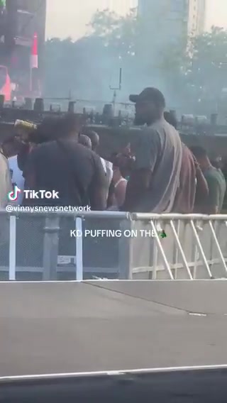 高一点的普通小黑🤣！杜兰特站着看演唱会，这气质轻松融入人群