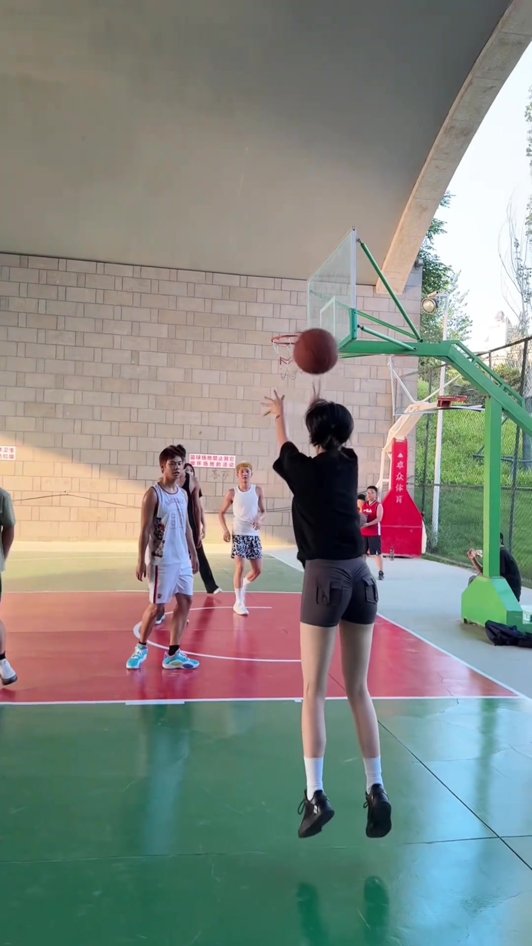 可恶，是底角女射手，只能贴防了