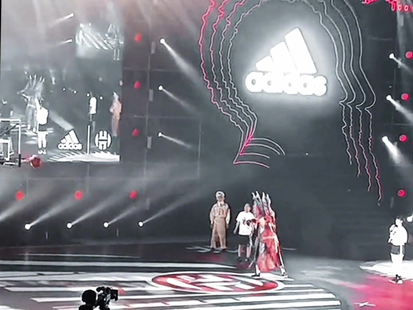 那时候还是火箭登！当年哈登中国行时身穿一件红色戏曲服饰投三分