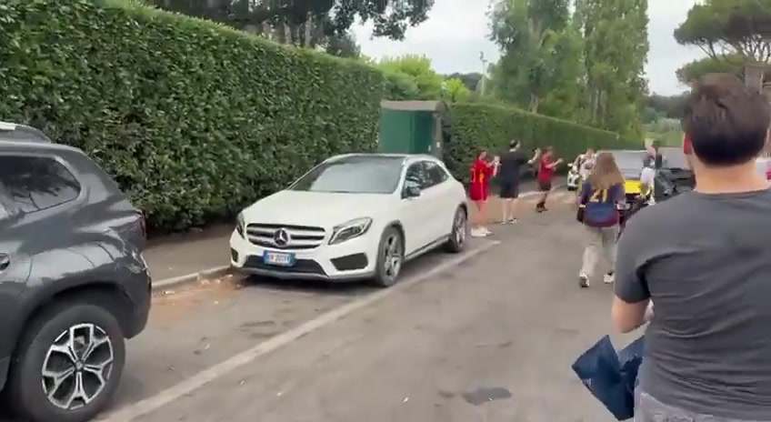 迪巴拉的兰博基尼引来孩子们围观，黄色大牛是真帅啊🫠