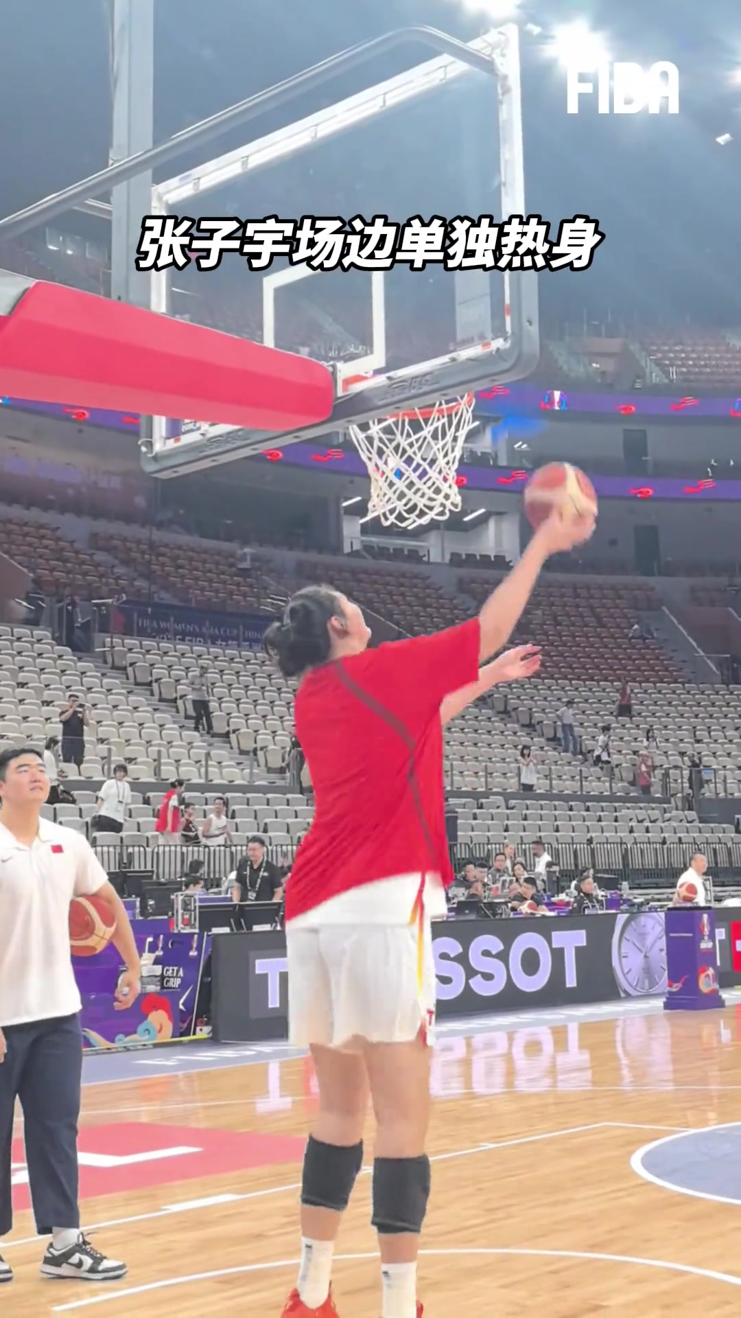 张子宇单独在篮下热身，其实手上的活很不错了