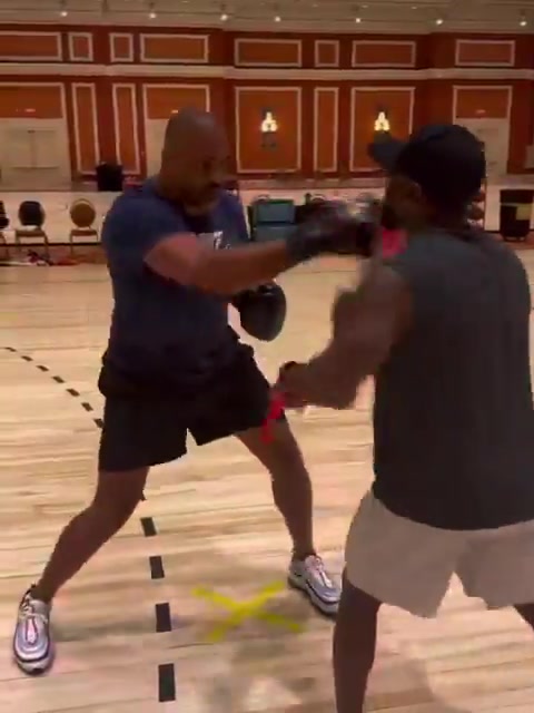 范乔丹和乌度卡一起在球场练拳击，裁判下赛季要掂量着点了🤣