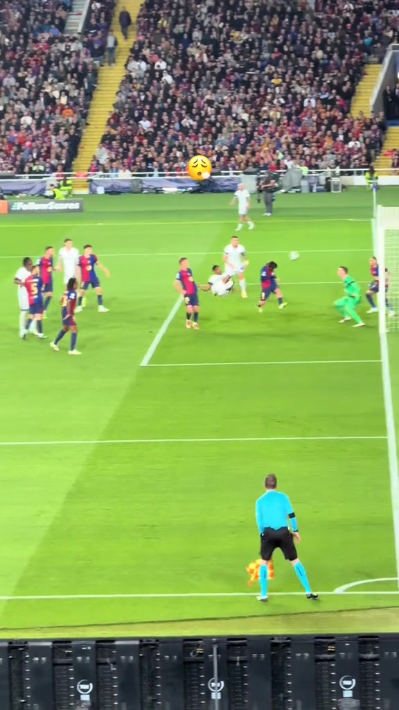 “泥头车”滑跪，重温邓弗里斯精彩凌空卧射攻破巴萨城门🔥