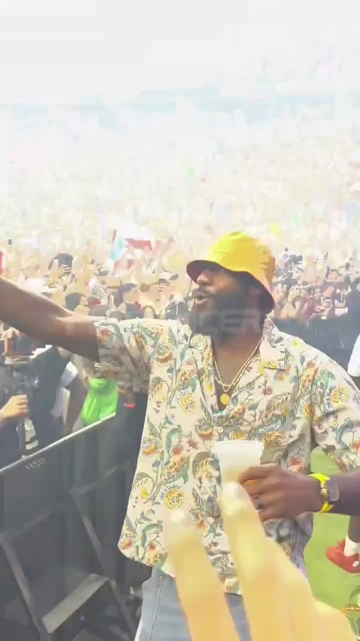 岁数到了是这样😂老詹在演唱会现场这妥妥中年人自拍姿势啊