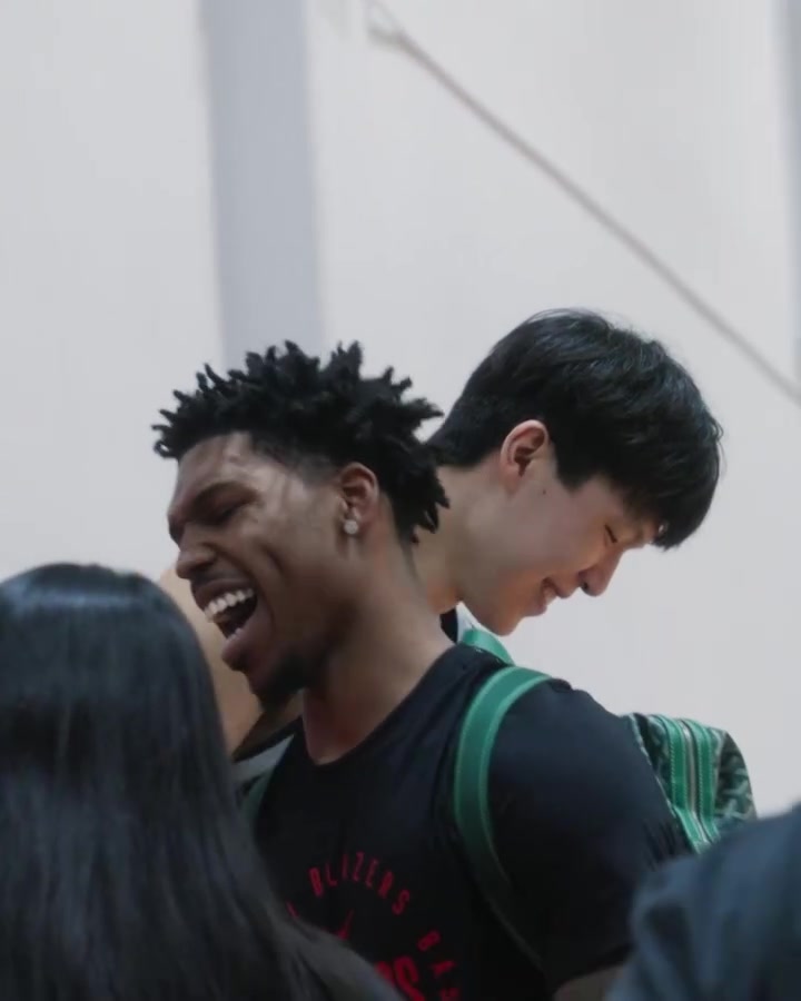 礼貌小伙！杨瀚森在开门后帮队友顶门通过 并用英语回复队友😁