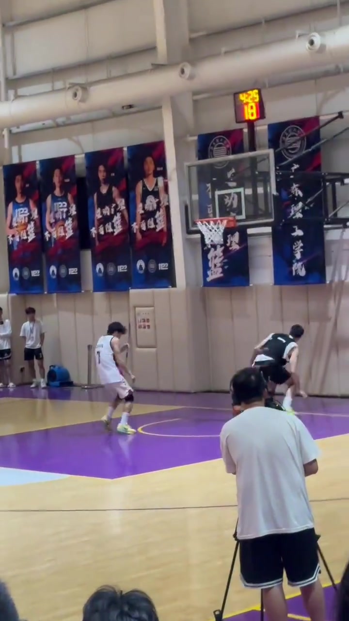 曹岩尝试大风车暴扣 动作挺标准可惜框也是😂