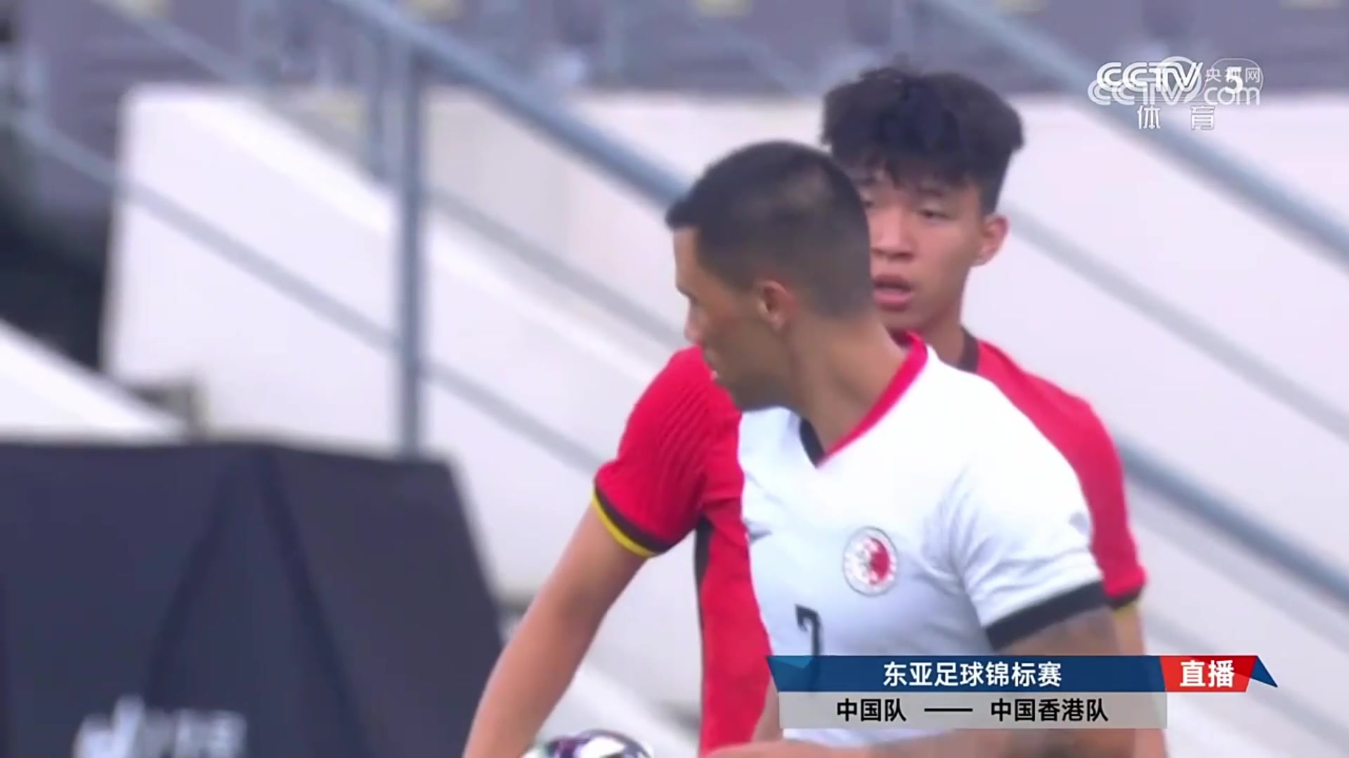 王钰栋被犯规后恶狠狠瞪对手，央视解说：不发脾气才是本事