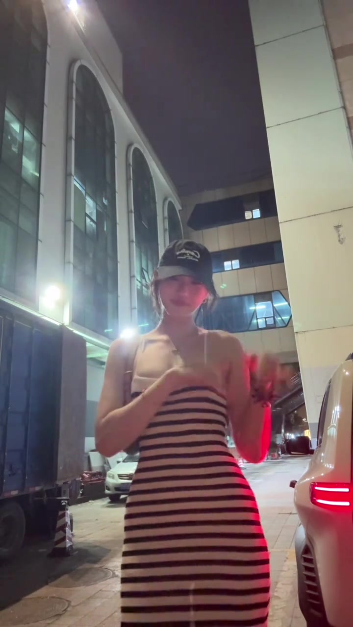 刘礼嘉女友晒手势舞！不愧是打球的，颜值身材都在线啊😍